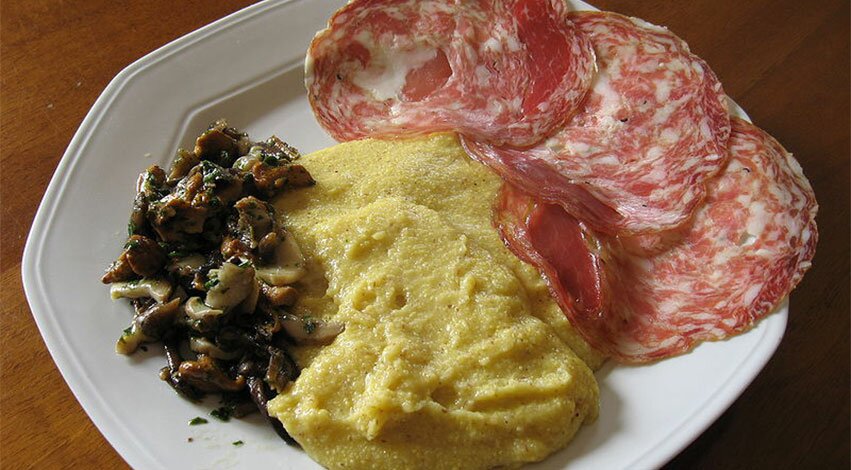 5 specialità culinarie che devi provare in Italia Polenta - 5 specialità culinarie che devi provare in Italia